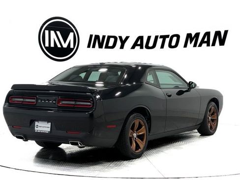 Used 2019 Dodge Challenger SXT image 4