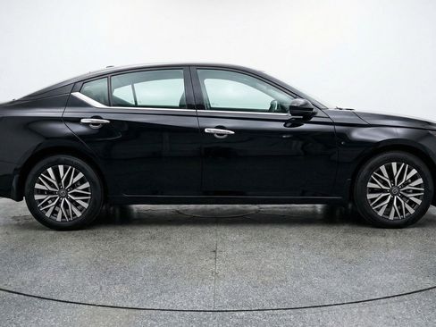 Used 2025 Nissan Altima 2.5 SV FWD image 11