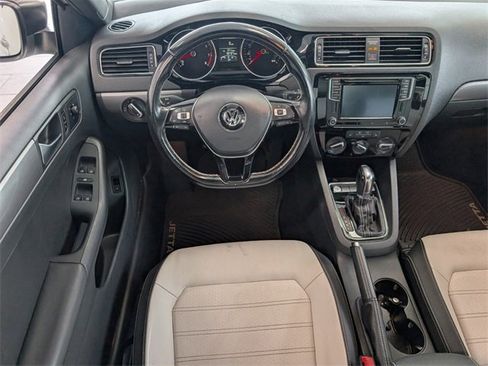Used 2016 Volkswagen Jetta Sport image 8