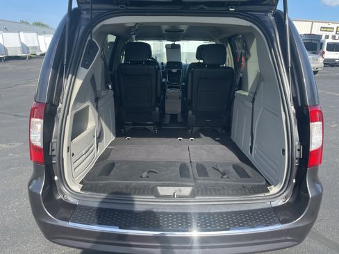 Used 2016 Chrysler Town & Country Touring FWD image 9