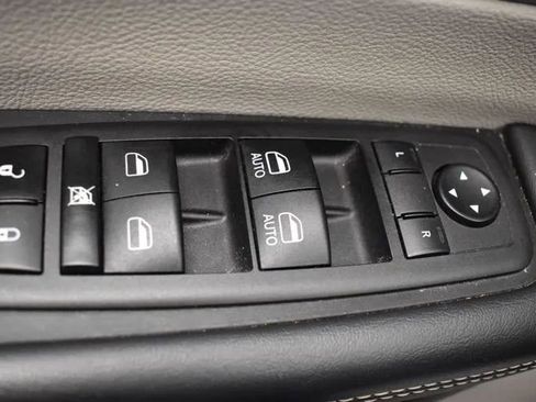 Used 2023 Chrysler Pacifica Touring-L FWD image 21