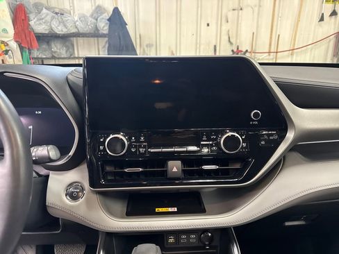 Used 2023 Toyota Highlander Limited image 13