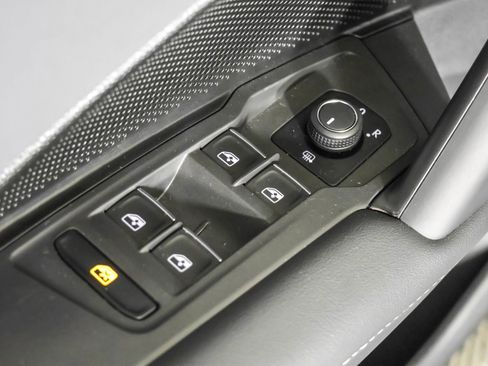 Used 2025 Volkswagen Tiguan SE image 34