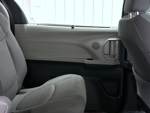 Used 2024 Toyota Sienna LE image 17