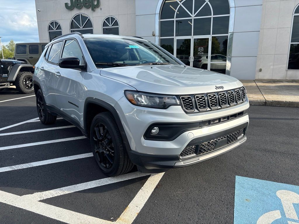 Used 2025 Jeep Compass Latitude w/ Altitude Special Edition AWD/4WD image 3