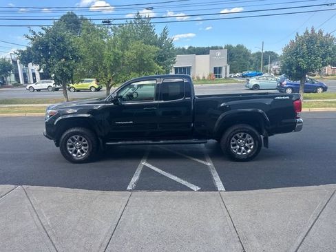 Used 2017 Toyota Tacoma SR5 w/ Tow Package AWD/4WD image 6