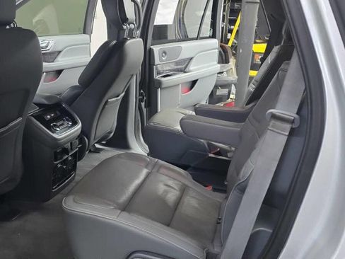 Used 2019 Lincoln Navigator Select image 11