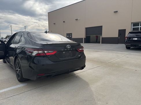 Used 2024 Toyota Camry SE image 3