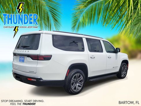 Certified 2024 Jeep Wagoneer L Series II w/ Flexible Seating Group RWD image 4