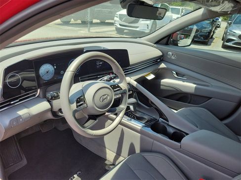 Used 2025 Hyundai Elantra SEL image 8
