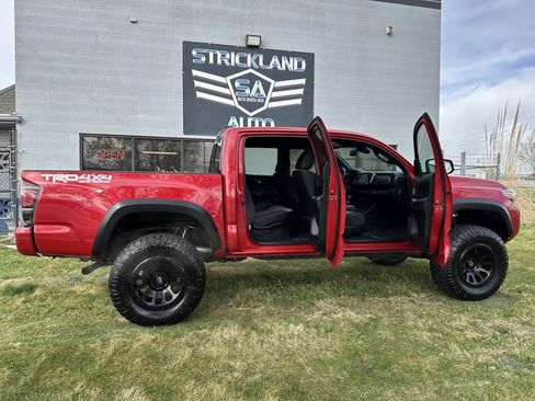 Used 2022 Toyota Tacoma TRD Off-Road w/ Technology Package AWD/4WD image 24