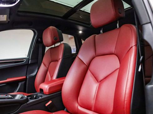 Certified 2025 Porsche Macan image 5