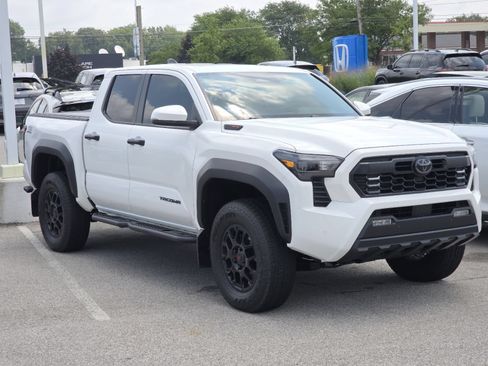 Used 2025 Toyota Tacoma TRD Off-Road w/ TRD Off Road Upgrade Package AWD/4WD image 2