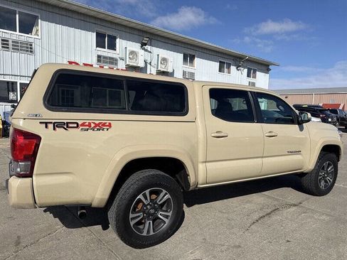 Used 2017 Toyota Tacoma TRD Sport image 8