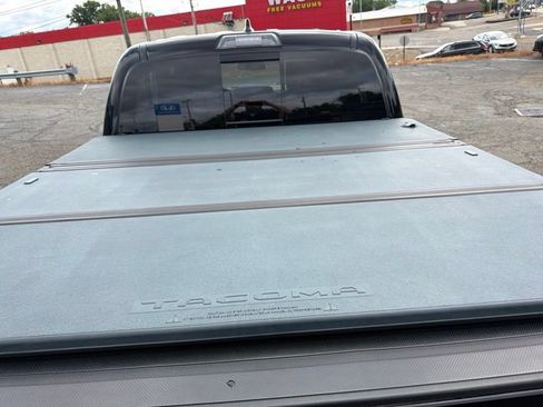 Used 2017 Toyota Tacoma TRD Sport AWD/4WD image 10
