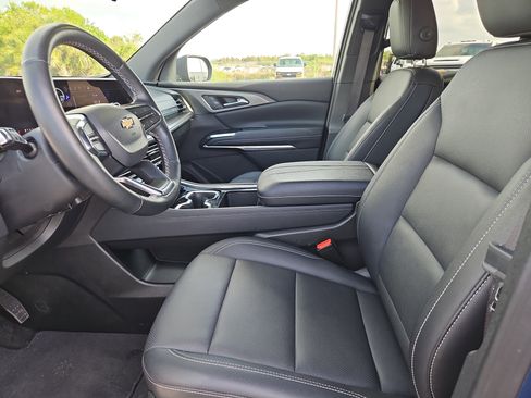 Used 2025 Chevrolet Traverse LT FWD image 16