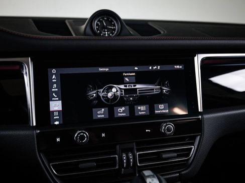 Certified 2023 Porsche Macan S AWD/4WD image 18