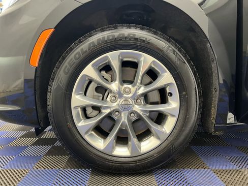 Used 2022 Chrysler Pacifica Touring-L image 22