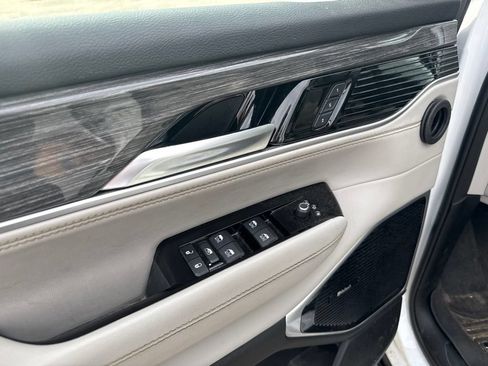 Used 2022 Jeep Wagoneer Series III w/ Premium Group I AWD/4WD image 17
