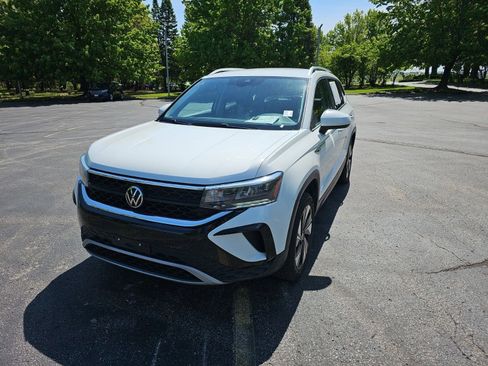 Used 2023 Volkswagen Taos SE AWD/4WD image 2