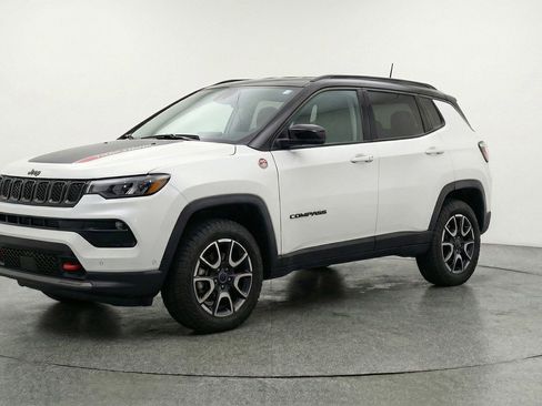 Used 2025 Jeep Compass Trailhawk image 3