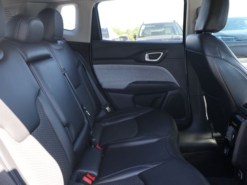 Used 2022 Jeep Compass Latitude AWD/4WD image 12