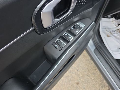 Used 2023 Kia Sorento LX image 12
