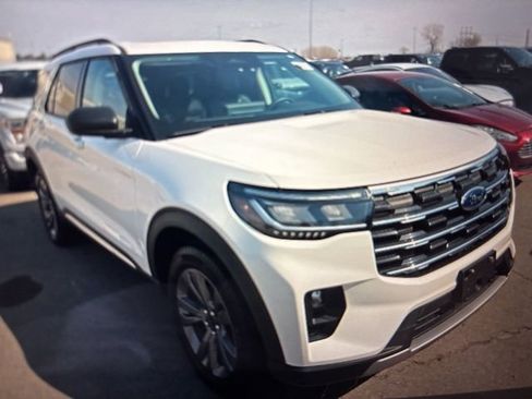 Used 2025 Ford Explorer Active w/ Active Comfort Package image 17