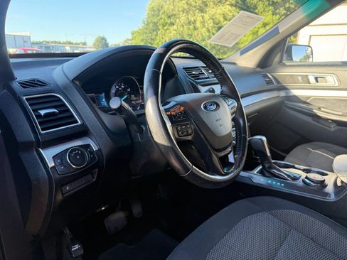 Used 2016 Ford Explorer XLT w/ Equipment Group 201A AWD/4WD image 17