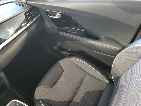 Used 2022 Kia Niro EX image 11