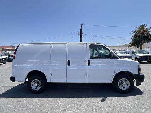 Used 2018 Chevrolet Express 2500 w/ Driver Convenience Package RWD image 3
