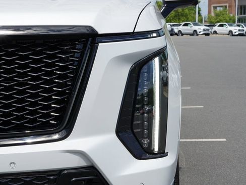 Used 2025 Cadillac Escalade ESV V AWD/4WD image 10