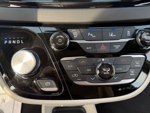 Used 2024 Chrysler Pacifica Touring-L image 22