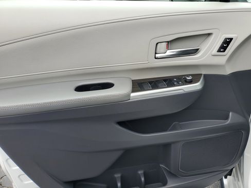 Used 2022 Toyota Sienna Limited image 23