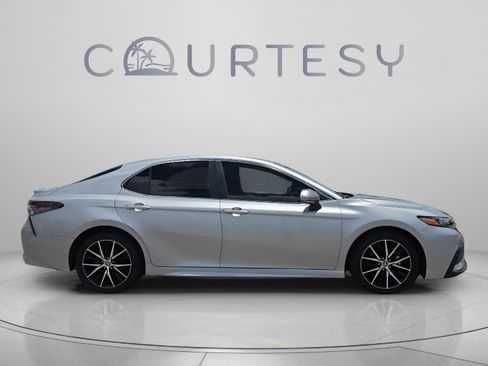 Used 2024 Toyota Camry SE FWD image 6