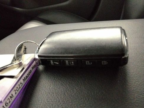 Used 2025 MAZDA MAZDA3 s image 43