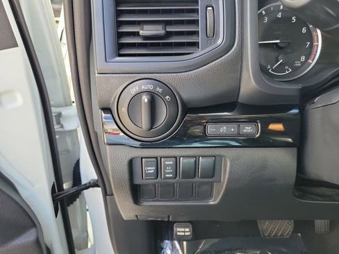 Used 2024 Nissan Titan SV w/ SV Convenience Package RWD image 13