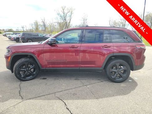 Used 2024 Jeep Grand Cherokee Altitude AWD/4WD image 6