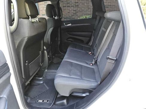 Used 2020 Jeep Grand Cherokee Laredo image 24