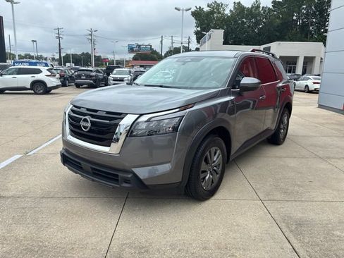 Used 2025 Nissan Pathfinder SV FWD image 3