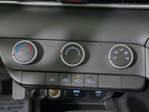 Used 2025 Hyundai Elantra SE image 22