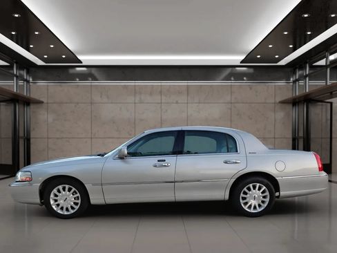 Used 2007 Lincoln Town Car Signature RWD image 25