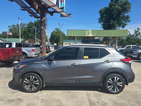 Used 2018 Nissan Kicks SV FWD image 34