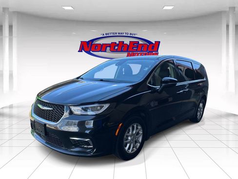 Used 2023 Chrysler Pacifica Touring-L FWD image 10