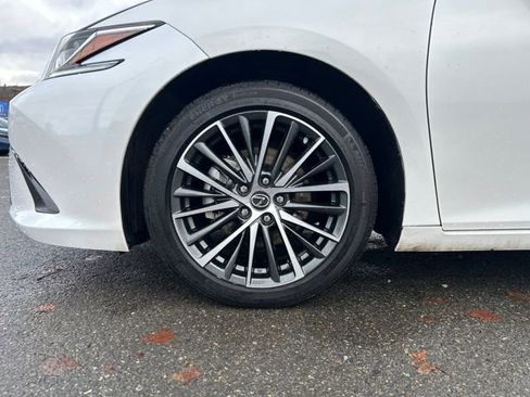 Used 2024 Lexus ES 300h w/ Premium Package image 31