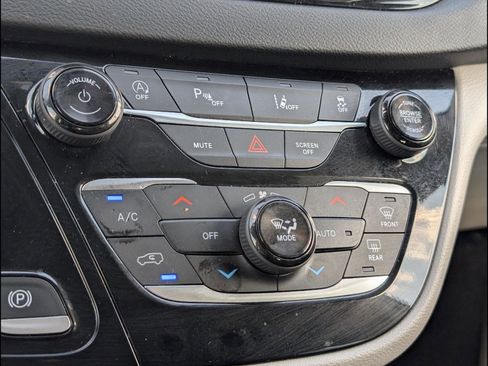 Used 2024 Chrysler Pacifica Touring-L FWD image 16
