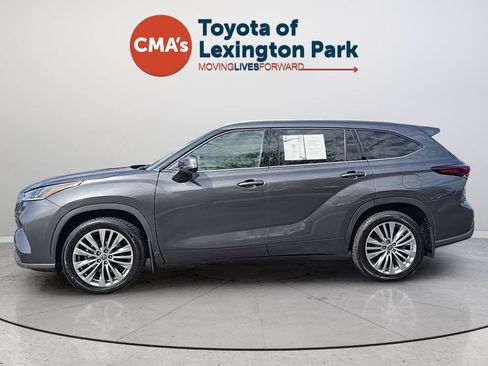 Used 2024 Toyota Highlander Platinum AWD/4WD image 2