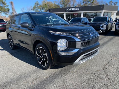 Used 2022 Mitsubishi Outlander SE image 1