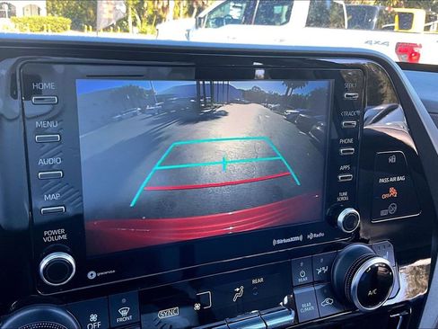 Used 2021 Toyota Highlander XLE image 14