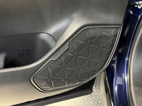 Used 2021 Toyota RAV4 XLE Premium image 32